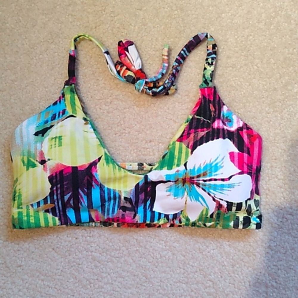 🥂 Beautiful Midori Juniors bikini top, size large in like new condition.